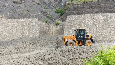 Karayolunda heyelan paniği: Ulaşım durdu