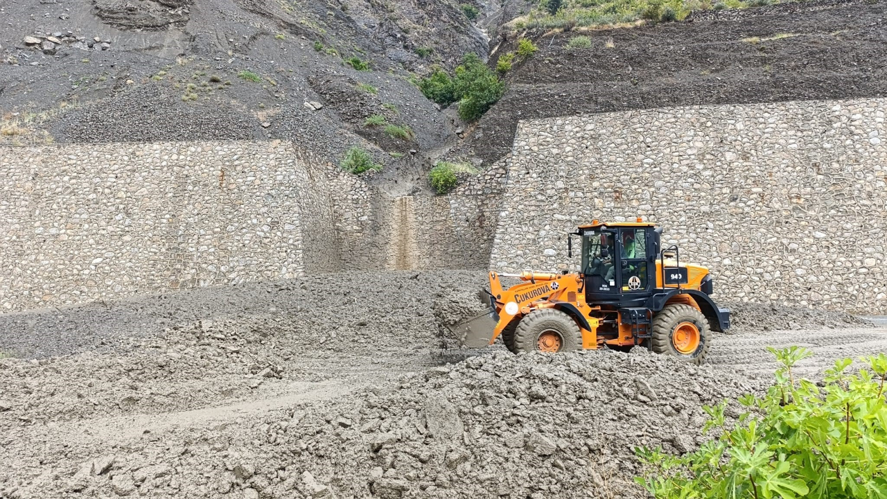 Karayolunda heyelan paniği: Ulaşım durdu