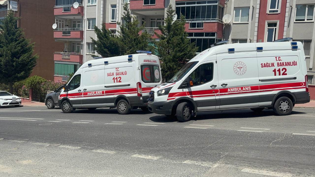 5 metre yüksekten düştü: Babası ardından atladı