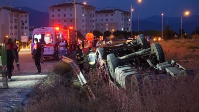 Domates yüklü kamyon şarampole devrildi: 1 ölü