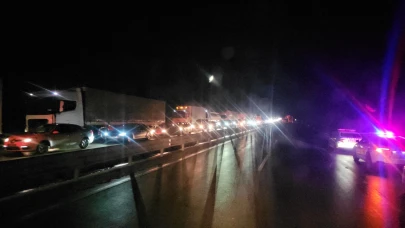 Kaygan yolda tır kazası: Sürücü yaralandı