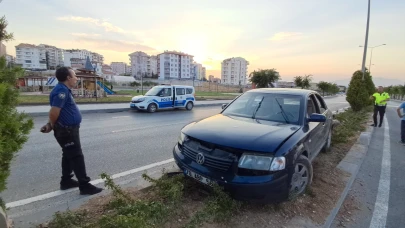 Karaman'da kontrolden çıkan otomobil refüje çıktı