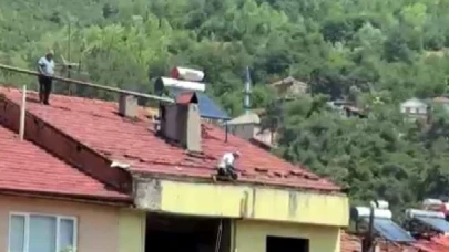 5 katlı binanın çatısında canlarını hiçe saydılar