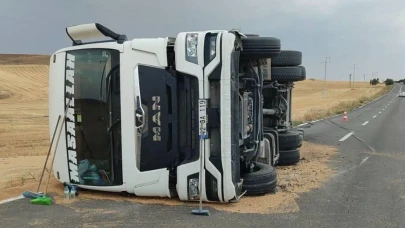 Konya'da buğday yüklü kamyon devrildi: 1 yaralı