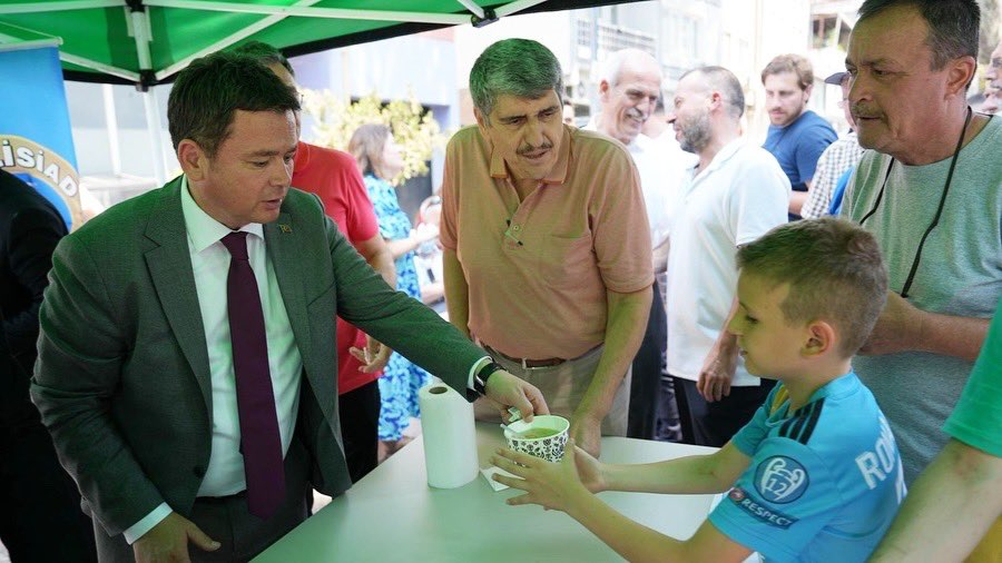 Başkan Aydın'dan Zafer Mahallesinde aşure ikramı