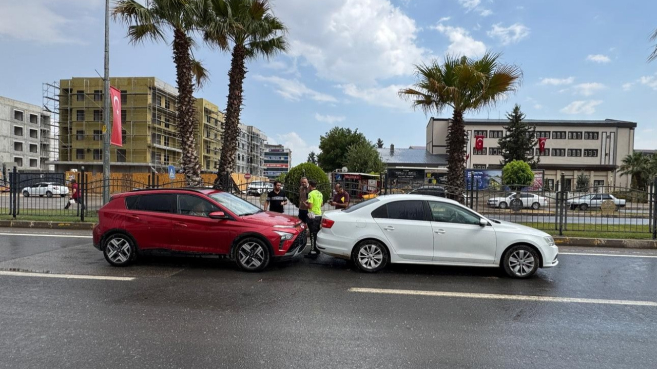 Adıyaman’da iki otomobil çarpıştı