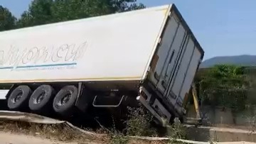Bursa'da kontrolden çıkan tır devrildi: 1 yaralı