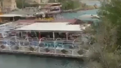 Fırtına duba restoranı sürükledi