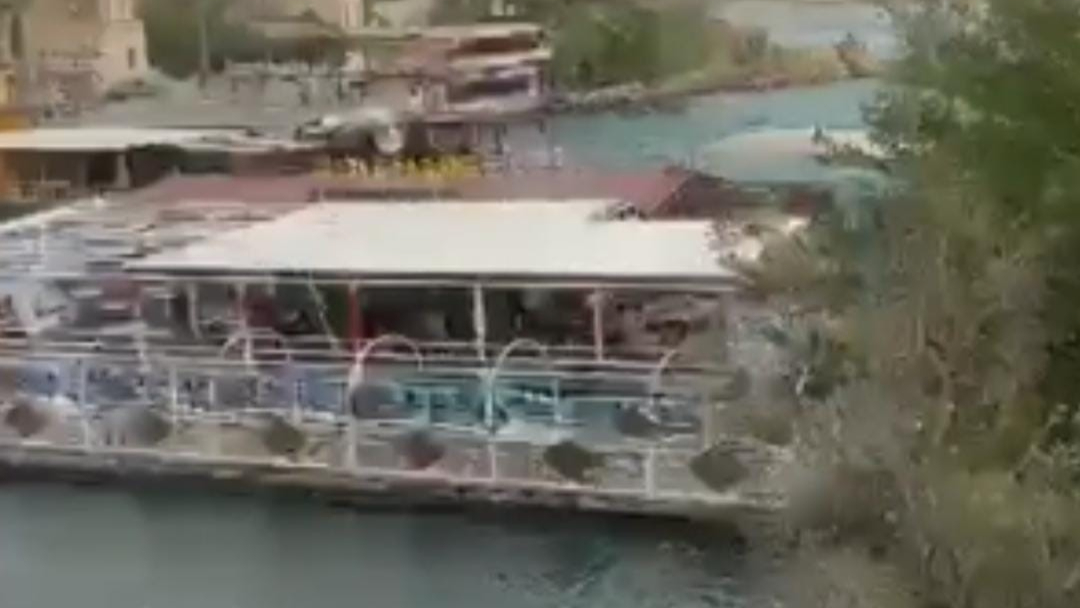 Fırtına duba restoranı sürükledi