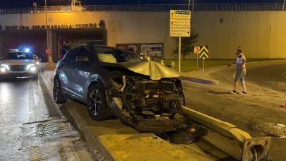 Otomobil direğe çarptı: 1'i çocuk 2 yaralı