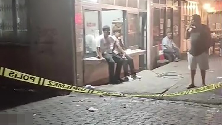 Adana'da sokakta yürürken bıçaklandı