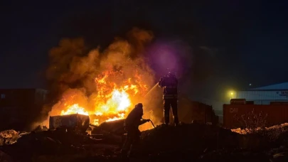 Sanayi Sitesi'nde hurdalık alanda yangın çıktı