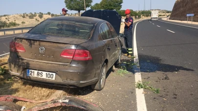 Mardin’de otomobil refüje çarptı: 2 yaralı