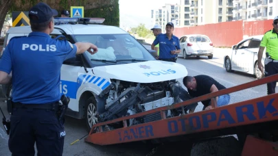 Trafik kazası ihbarına giden polis aracı kaza yaptı : 4 yaralı