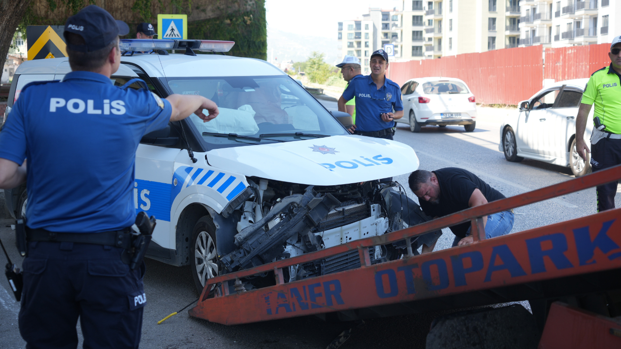 Trafik kazası ihbarına giden polis aracı kaza yaptı : 4 yaralı
