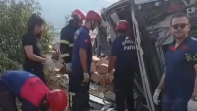 Devrilen tırın sürücüsü yaralandı