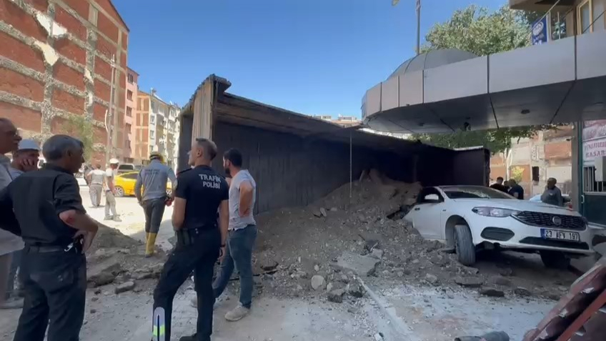 Kamyon park halindeki otomobilin üzerine devrildi!