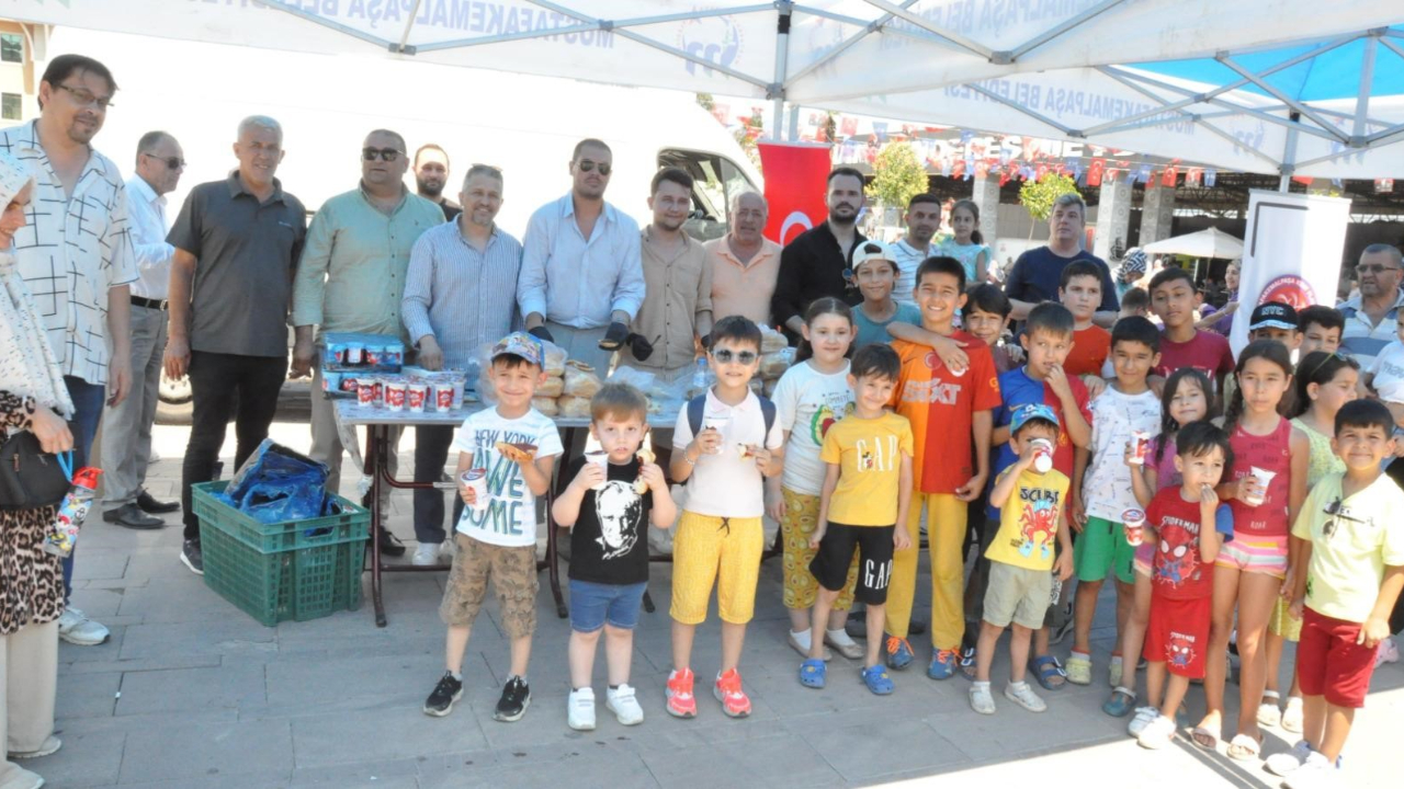 Mustafakemalpaşa'da çocuklara oyuncak ve salçalı ekmek dağıtıldı