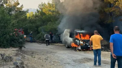 Arızalanan minibüs yandı: Alevler ormanlık alana sıçradı