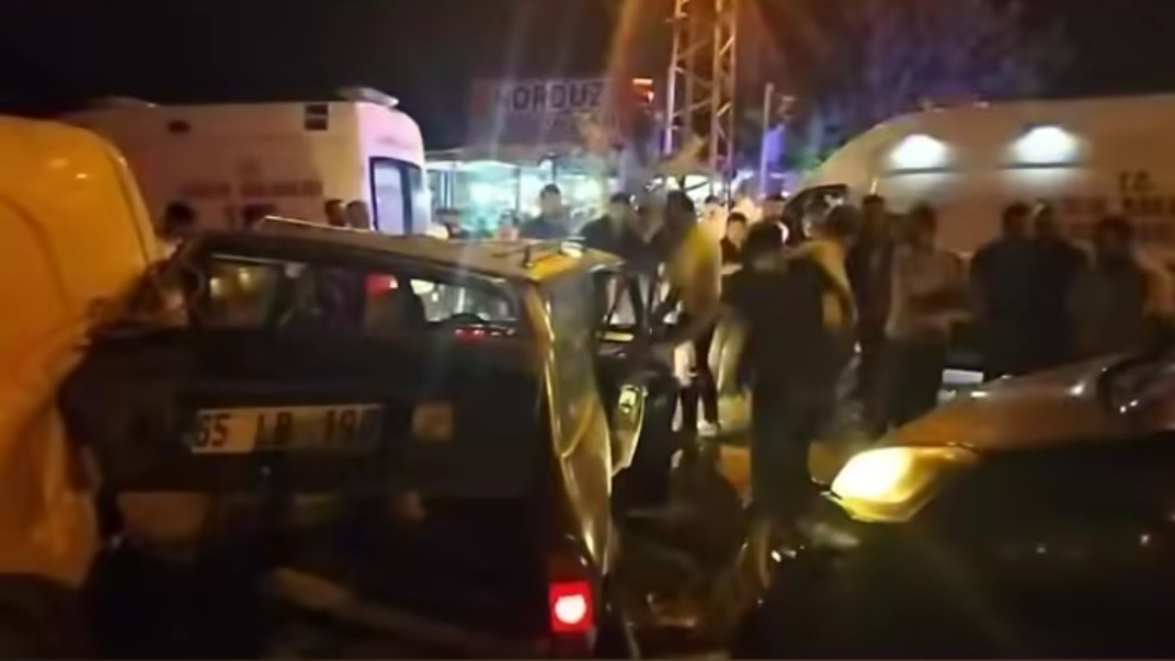 Üç aracın karıştığı kazada 5 kişi yaralandı