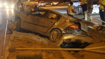 Otomobil aydınlatma direğine çarptı: 4 yaralı
