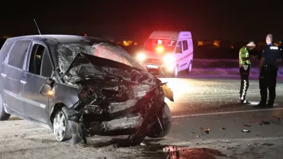 Kontrolden çıkan otomobil duvara çarpıp yola savruldu