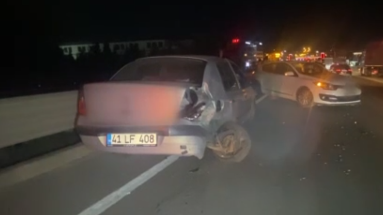 İzmit'te iki otomobil çarpıştı