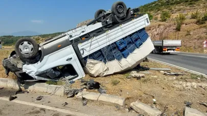 Bursa'da hafif ticari araç kamyonetle çarpıştı: 3 yaralı