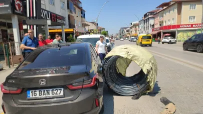 Tırdan düşen çelik halat ruloları araçlara çarptı!