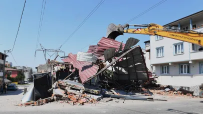 Osmangazi'de yüksek gerilim hattına yapılan kaçak iş yeri yıkıldı
