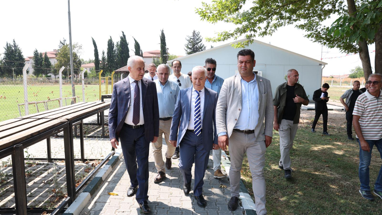 Büyükşehir Mustafakemalpaşa İlçe Stadı’nı sil baştan yeniledi