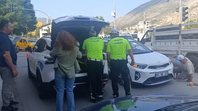 Amasya’da kavşakta kaza: Cip gelinlik mağazasına girdi