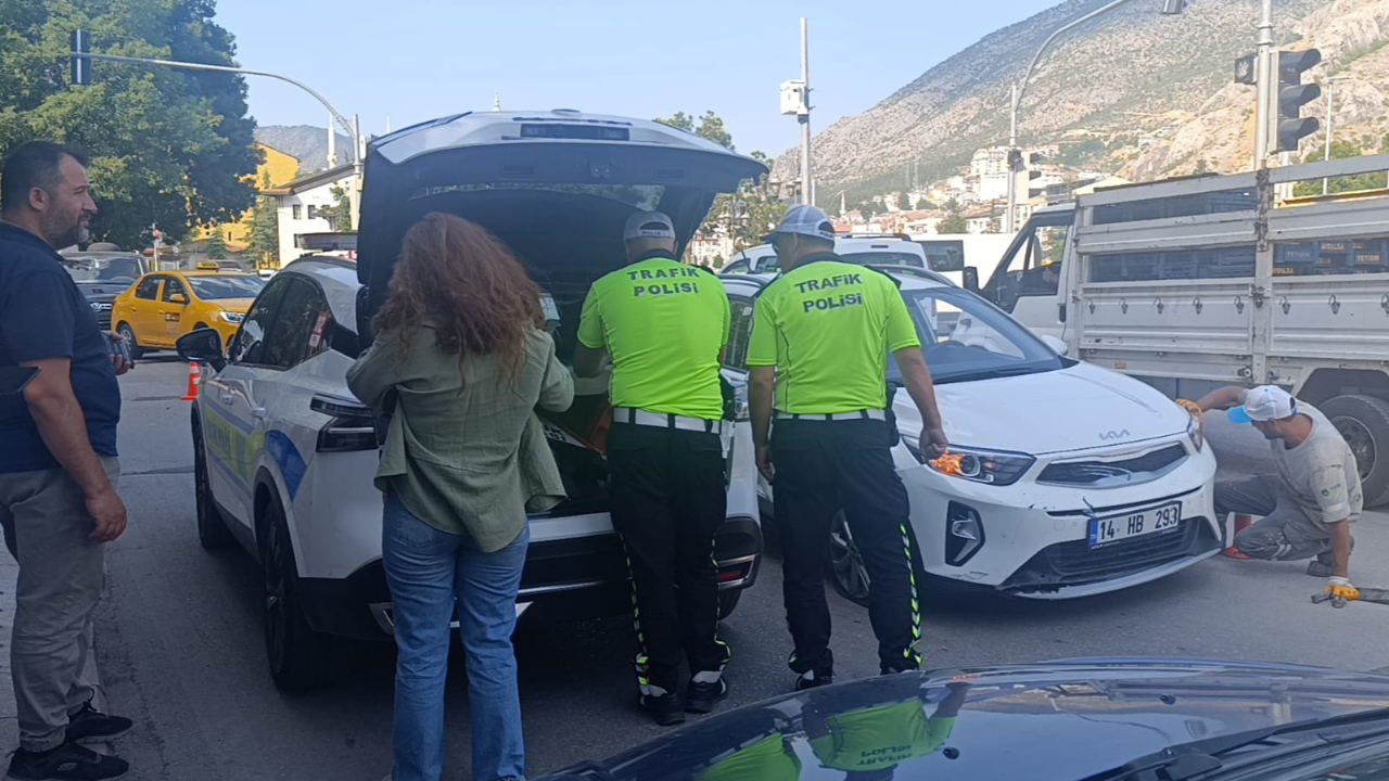 Amasya’da kavşakta kaza: Cip gelinlik mağazasına girdi