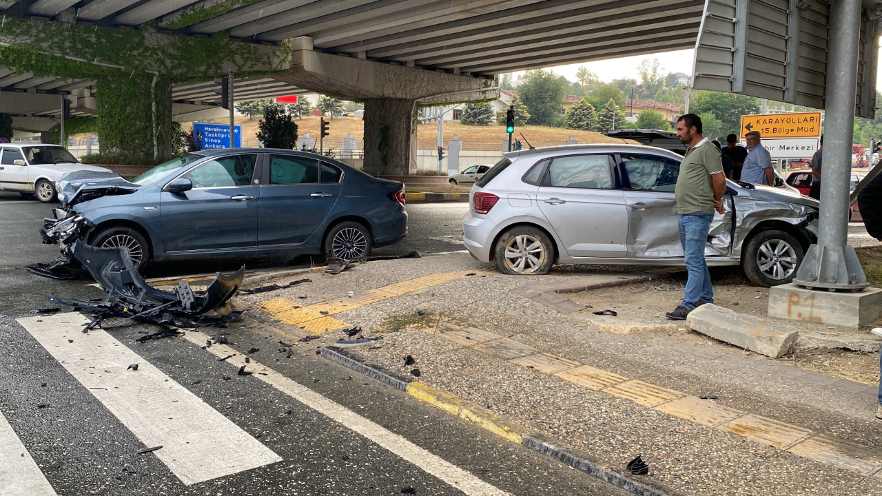 Zincirleme kazada 2'si çocuk 5 kişi yaralandı
