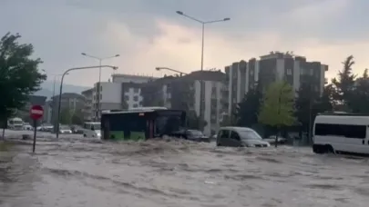 Denizli’de sağanak yağış hayatı felç etti