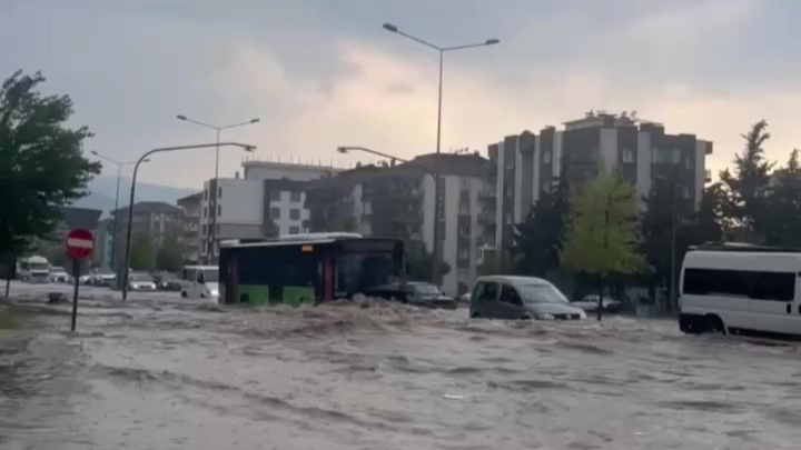 Denizli’de sağanak yağış hayatı felç etti