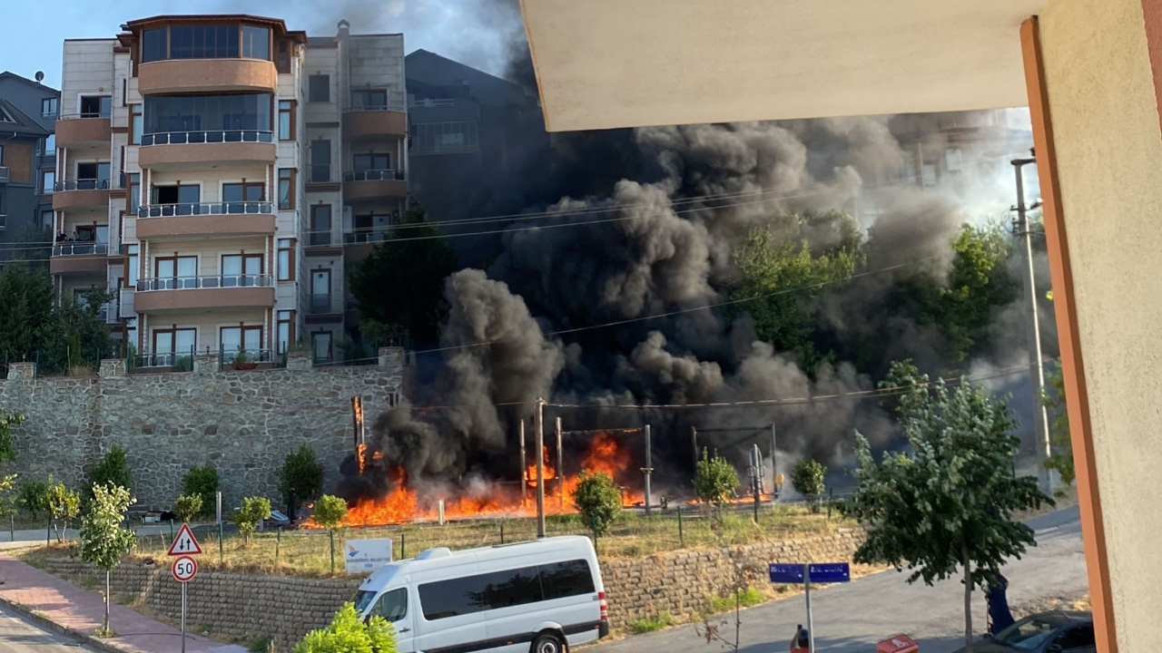 Kocaeli’de çocuk parkı alevlere teslim oldu