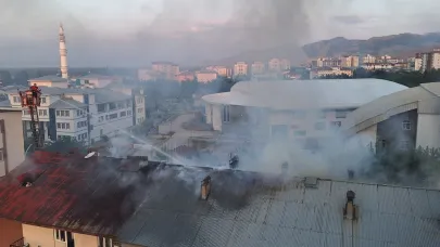 Çatıda yangın paniği: Alevler yan binaya sıçradı