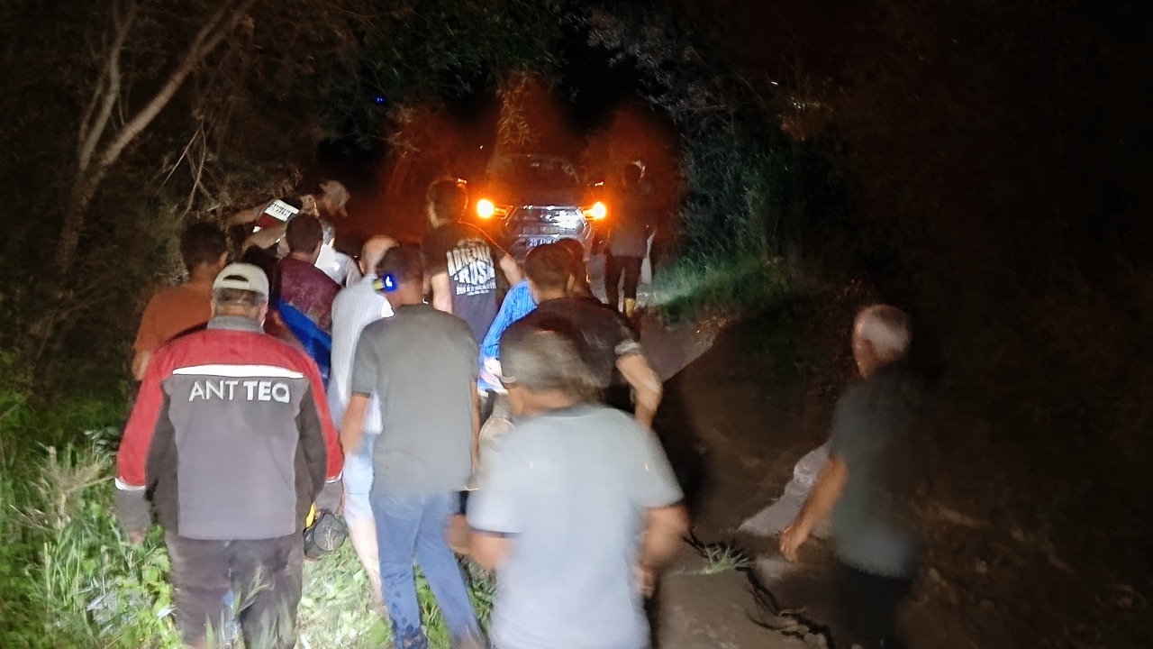Selde otomobiliyle 150 metre sürüklendi
