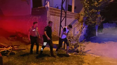 Sokak ortasında bıçaklı arkadaş kavgası