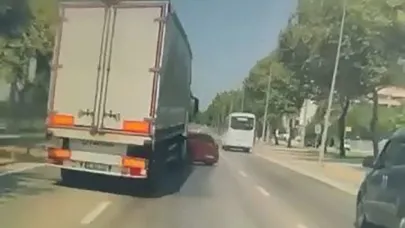 Tırın kör noktasında kaldı! Otomobil kullanılmaz hale geldi