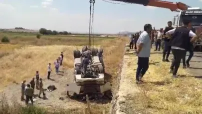 Kum kamyonu şarampole devrildi: 2 yaralı
