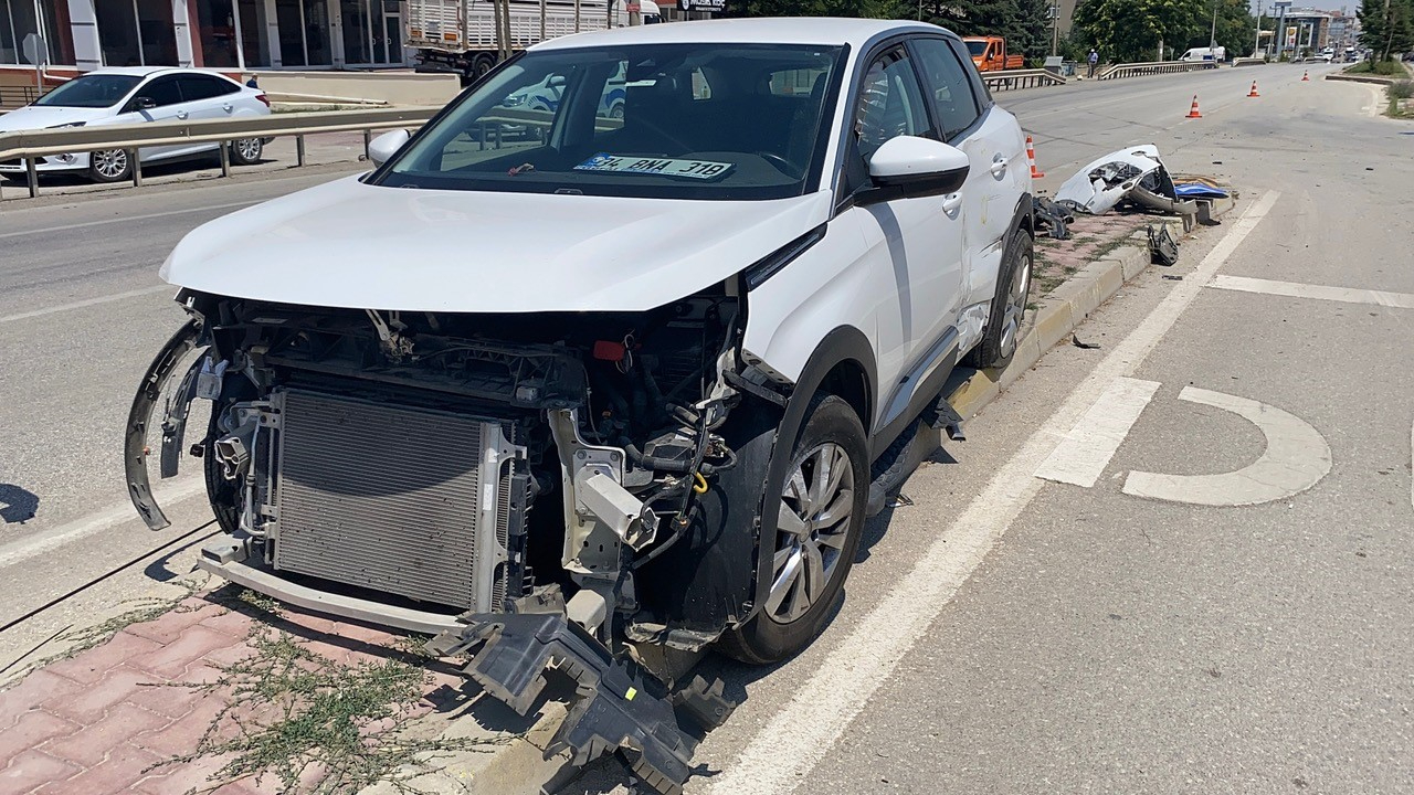 Beton mikseriyle temas edip refüje savruldu