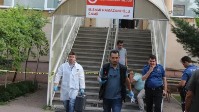 Camide namaz kılarken husumetlisinin boğazını kesti