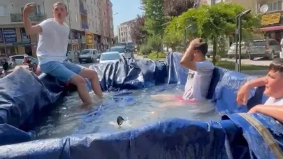Sıcaktan bunalınca traktörün römorkunu havuza çevirdiler!