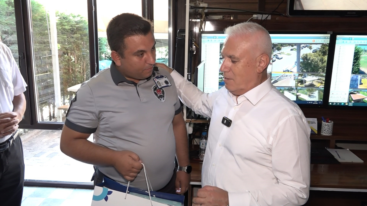 Bursa'da çocuğu ölümden kurtaran güvenlikçiye Bozbey'den ödül