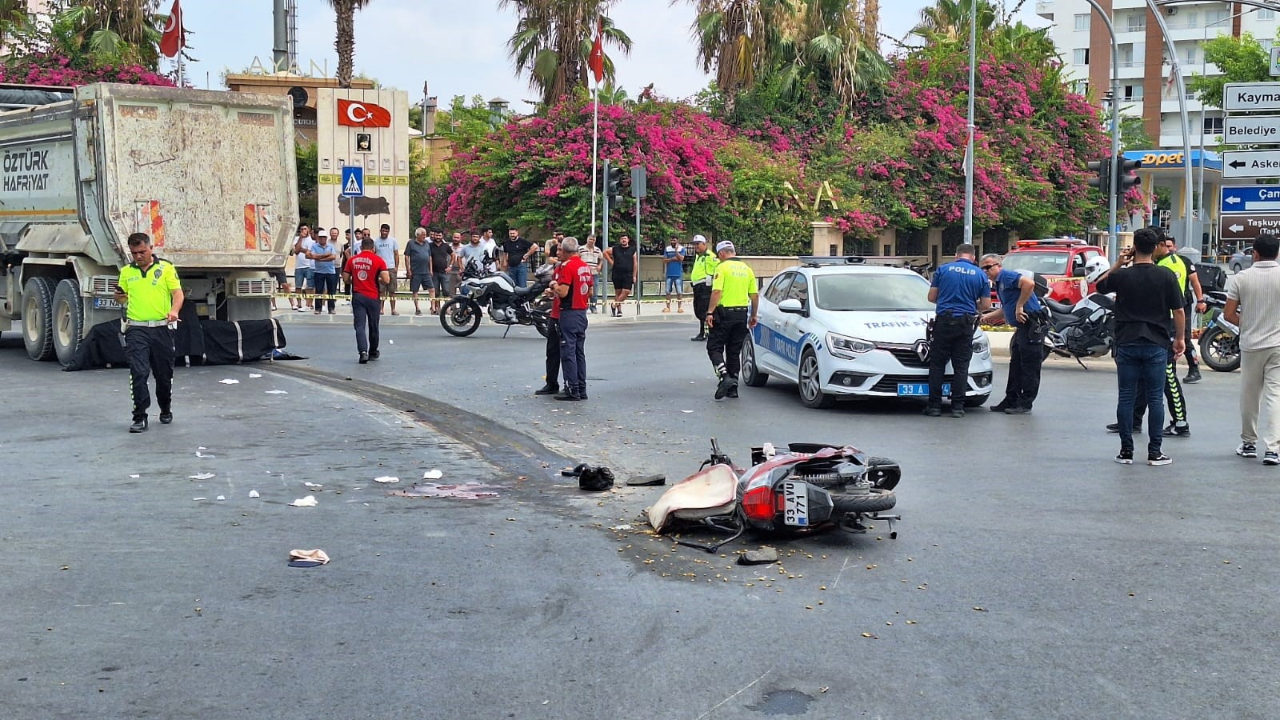 Tarsus'ta kamyon ile motosiklet çarpıştı! 1 ölü