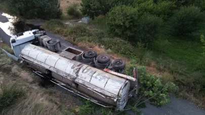 Afyonkarahisar’da sıcak asfalt yüklü tır devrildi