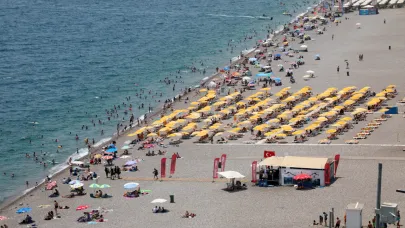 Antalya'da sıcaklık 44 dereceyi bulunca sahiller doldu