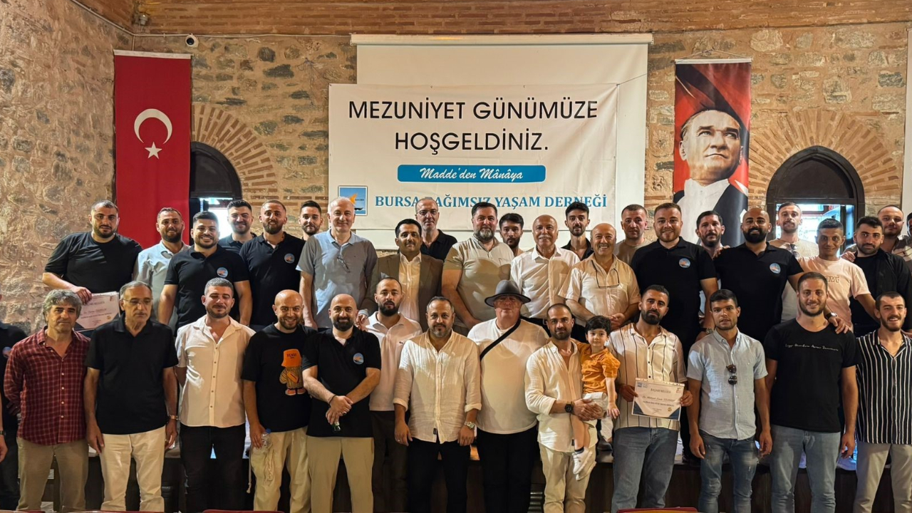 Bursa'da bağımlılıklarını yenen bireylerin mezuniyet coşkusu